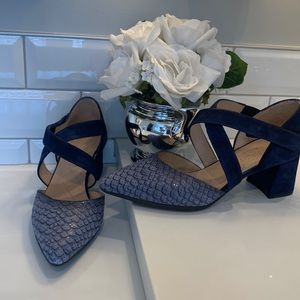 Sooo unique!! Navy Heels